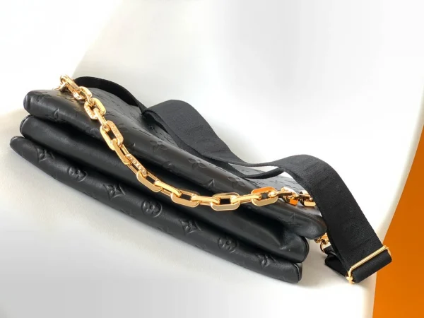 Louis Vuitton Size: 34 x 24 x 12 cm