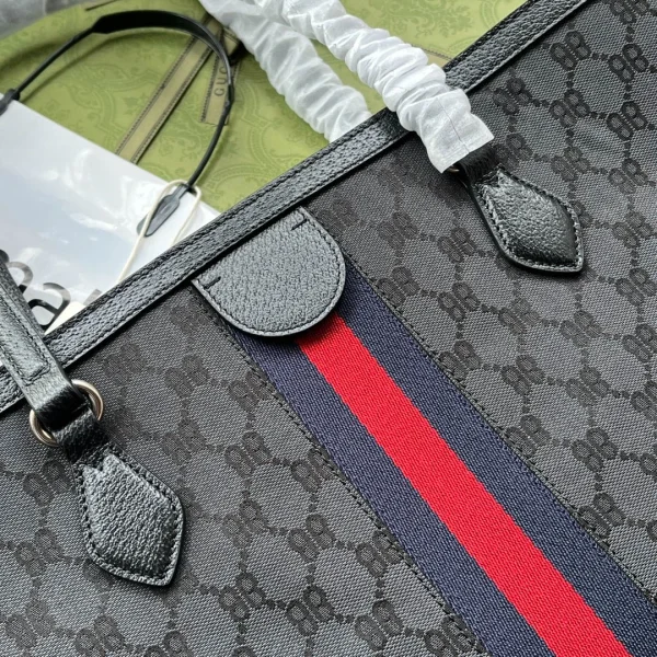 Balenciaga Model 680125 Size: 38*28*14