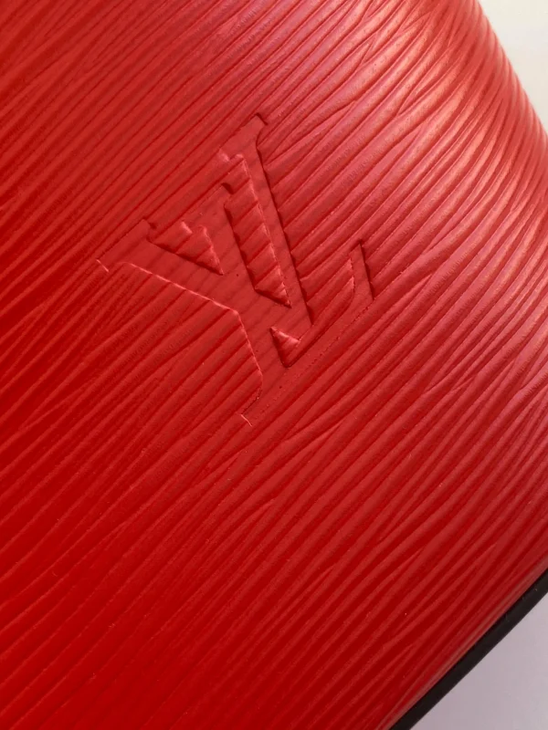 Louis Vuitton Size: 32x29x17cm