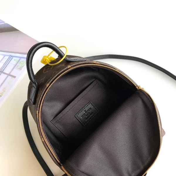 LV Model: M44873 Size 17*22*10cm