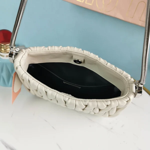Miu Miu Casual Lambskin Size£º20X15X4.5cm