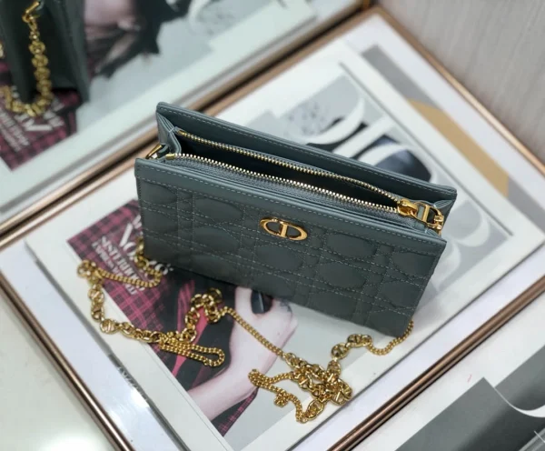 Caro Chain Clutch Size:19x14x3cm