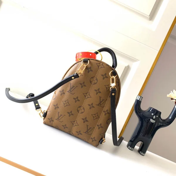 LV Model: M44872 Size:17x22x10cm