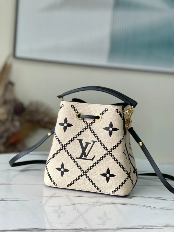 Louis Vuitton Size: 20 x 20 x 13 cm