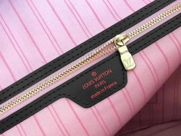 Louis Vuitton Size: 32*29*17cm