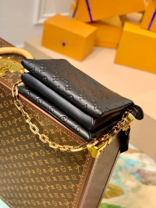 Louis Vuitton Item No.: M57790 Size: 26x20x12cm