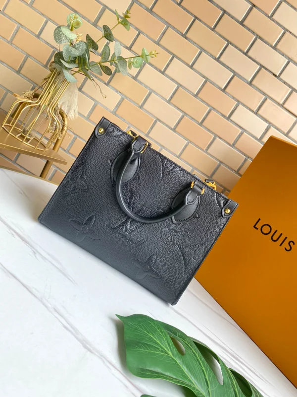 Louis Vuitton Size: 25 x 19 x 11.5 cm