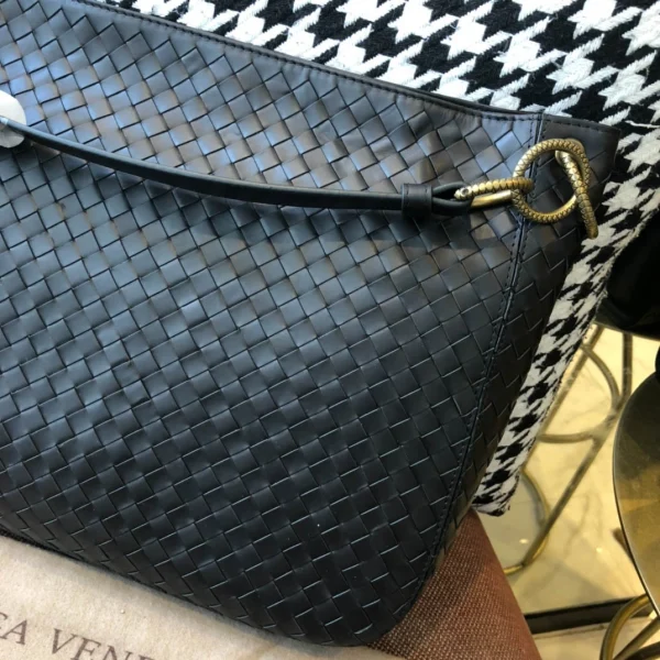 BV Briefcase Size: 33cm Black