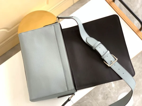Louis Vuitton Size: 28.3 x 18.3 x 4.3 cm