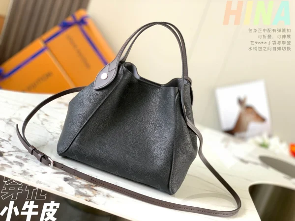 Louis Vuitton Size: 23 x 21 x 13 cm