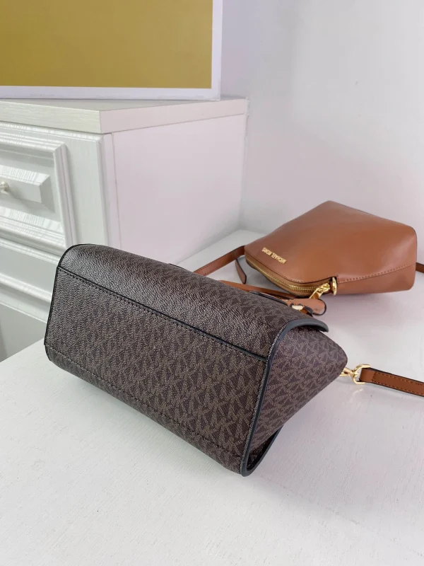 Michael kors MK jetset Size: 22cm*19cm*10cm