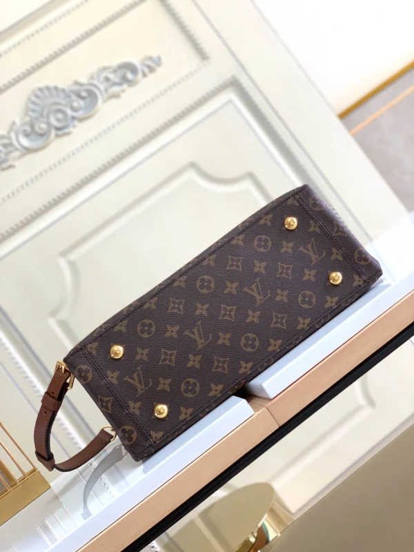 Louis Vuitton Size: 34.0 x 24.0 x 13.0 cm