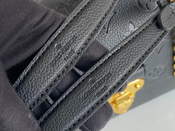Louis Vuitton Size: 25.0 x 17.0 x 9.5 cm