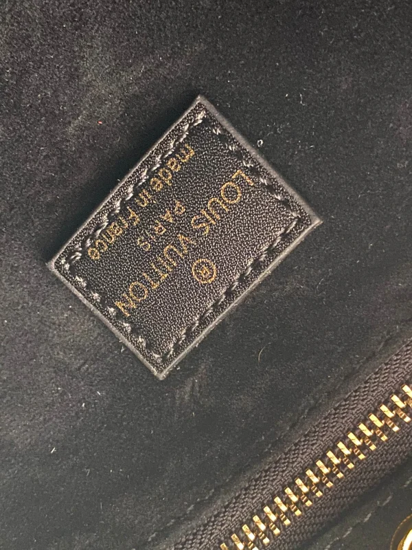 Louis Vuitton Size: 25 x 19 x 11.5 cm