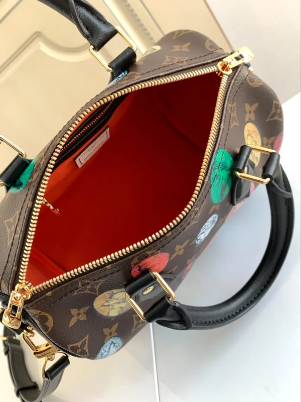 Louis Vuitton Size: 25.0 x 19.0 x 15.0 cm
