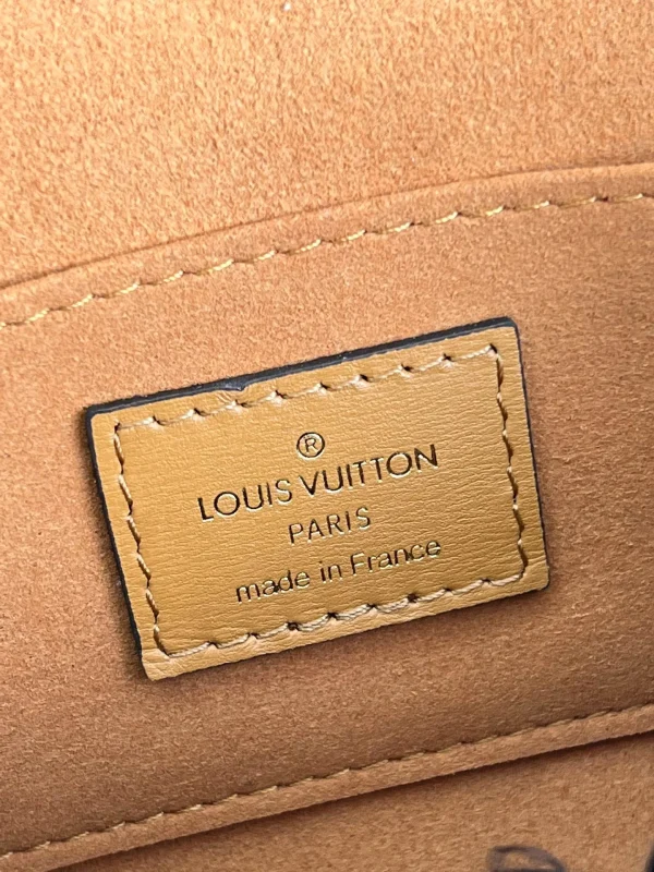 Louis Vuitton Size 20 x 15 x 9 cm