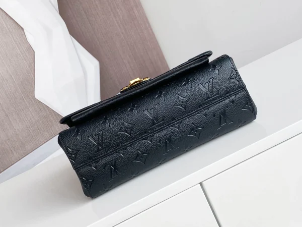 Louis Vuitton Size: 25.0 x 17.0 x 9.5 cm