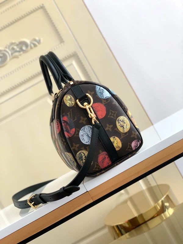 Louis Vuitton Size: 25.0 x 19.0 x 15.0 cm
