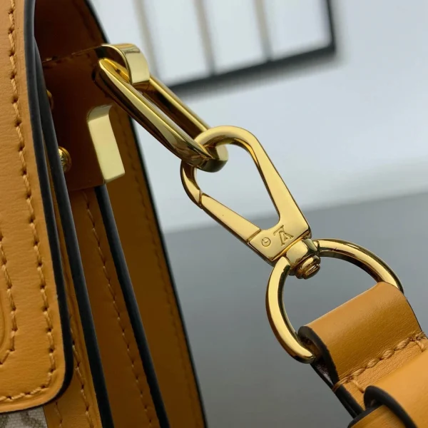 Louis Vuitton Size: 20 x 15 x 9 cm