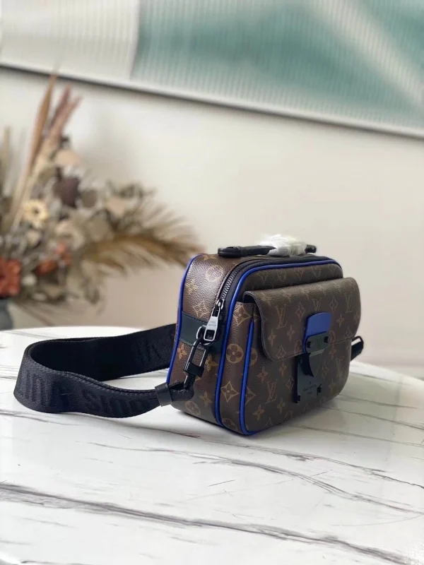Louis Vuitton Size: 22 x 18 x 8 cm