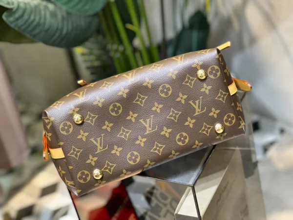 Louis Vuitton size: 29*12*24cm