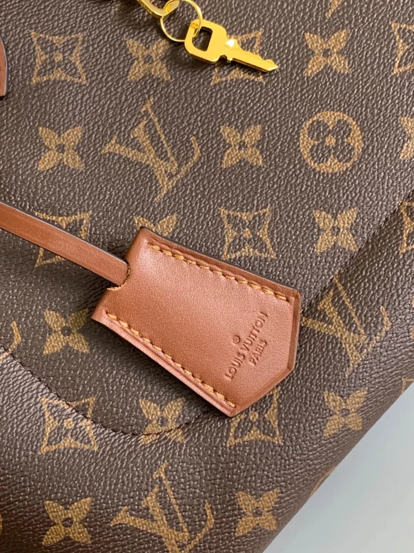 Louis Vuitton Size: 34.0 x 24.0 x 13.0 cm