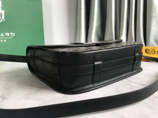 Belvdre Single Strip Messenger Bag Model: GY020183 Size: Large 28Cm