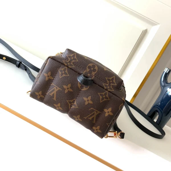 LV Model: M44873 Size 17*22*10cm