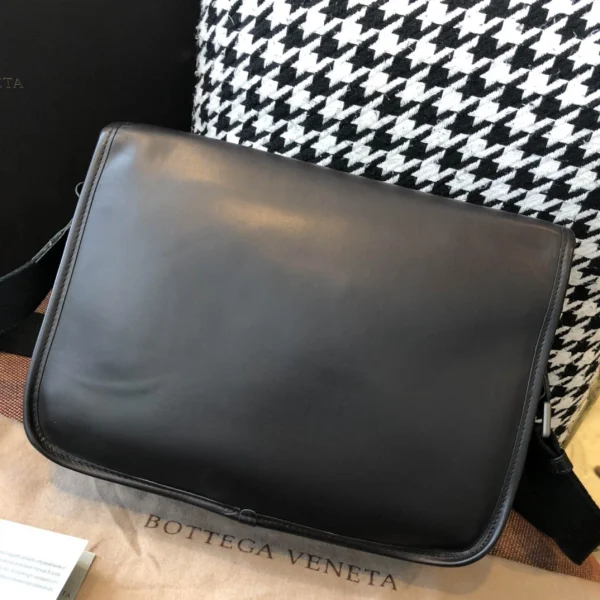 BV Briefcase Size: 32cm Black
