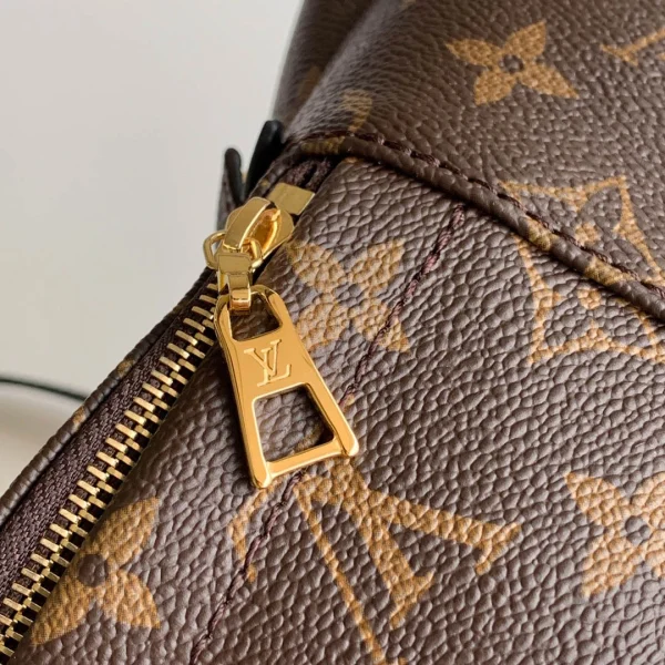 LV Model: M44873 Size 17*22*10cm