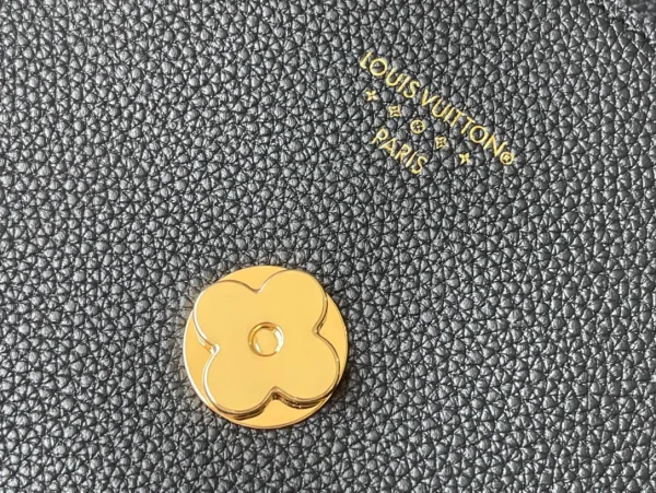 Louis Vuitton Size: 21 x 15 x 6.5 cm
