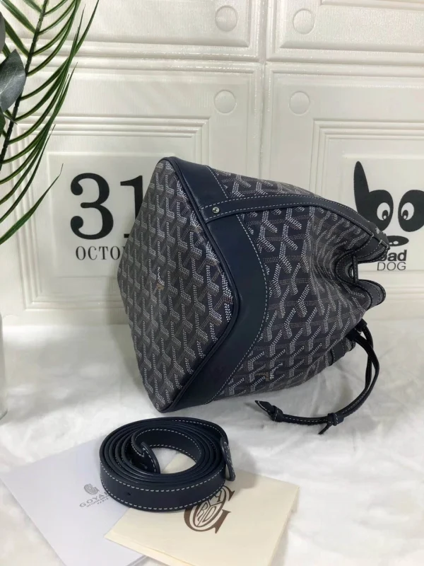 Goyard Shoulder Bucket Bag Size: 17.5*15*23cm