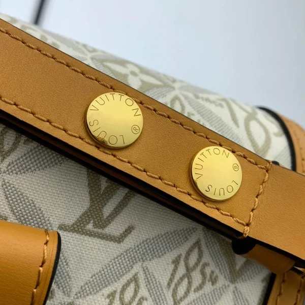 Louis Vuitton Size: 20 x 15 x 9 cm