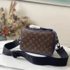 Louis Vuitton Size: 22 x 18 x 8 cm
