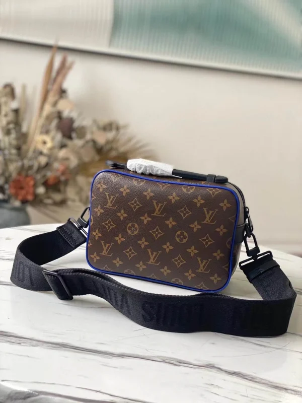 Louis Vuitton Size: 22 x 18 x 8 cm