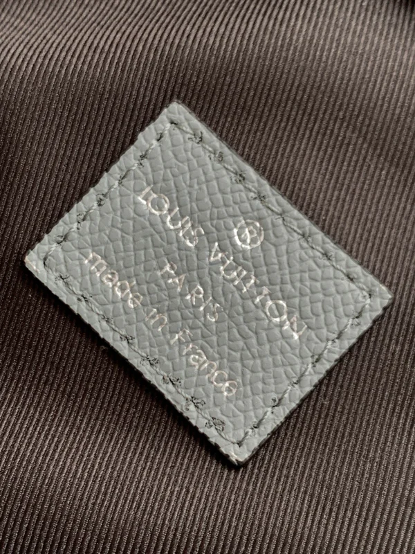 Louis Vuitton Size: 20.0 x 31.0 x 10.0 cm