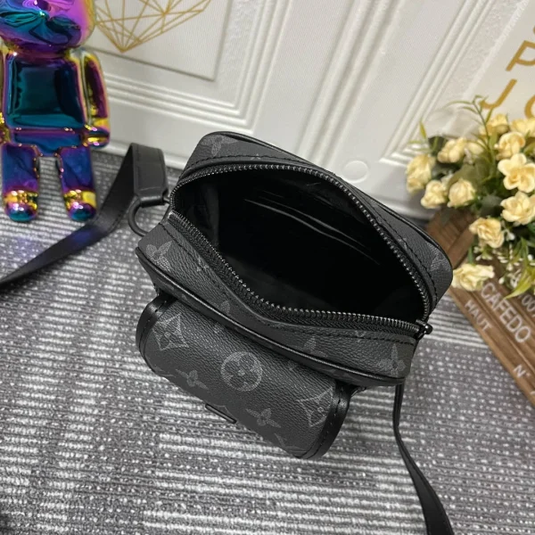 Louis Vuitton size: 15.0 x 17.0 x 8.0cm