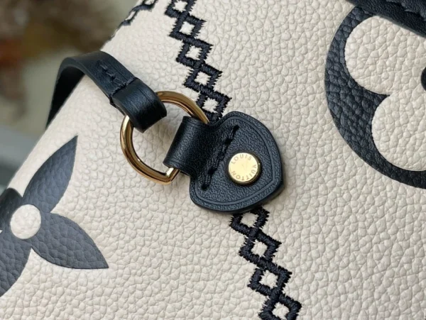 Louis Vuitton Size: 31 x 28 x 14 cm