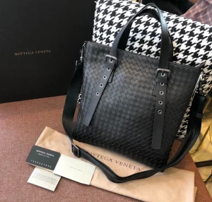 BV Briefcase Size: 30cm Black