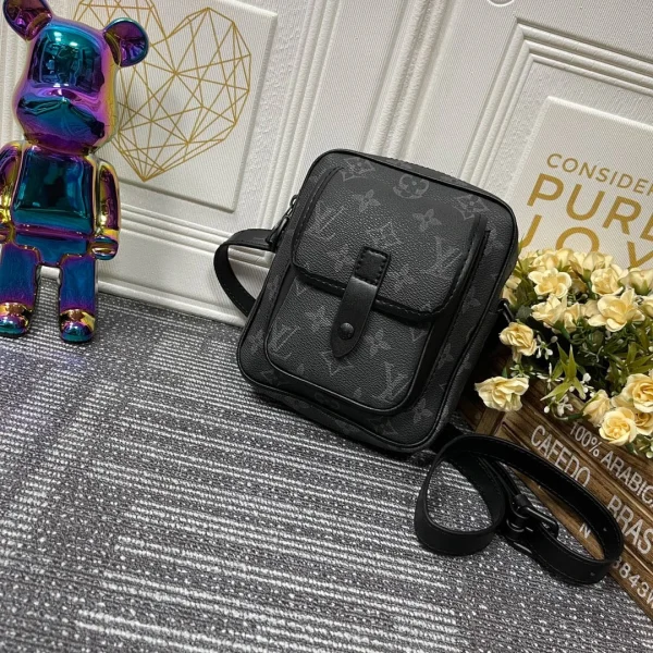 Louis Vuitton size: 15.0 x 17.0 x 8.0cm
