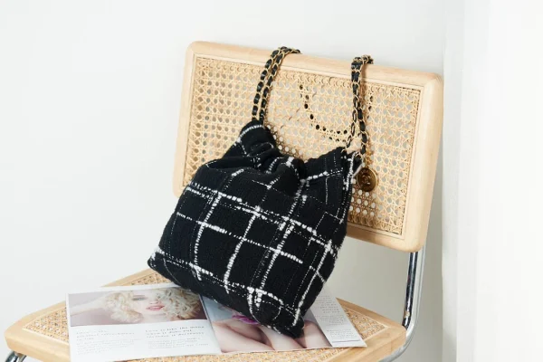 Black and white Size: 35cm 39cm