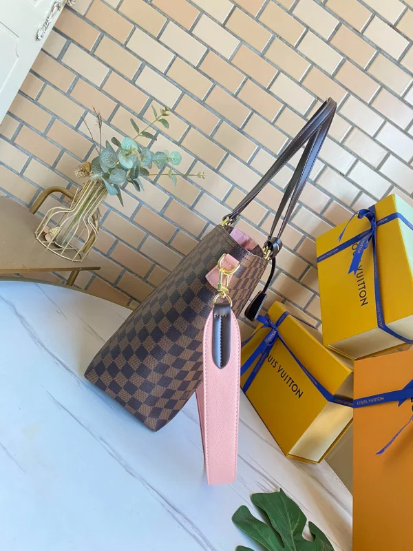 Louis Vuitton Size: 28X28X14cm Pocket 43cm