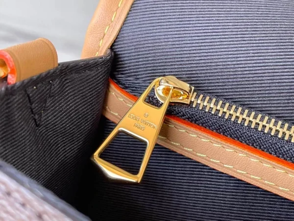 Louis Vuitton Size: 25.0 9.0 15.0 cm