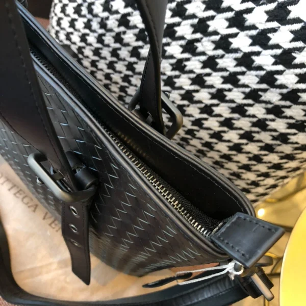 BV Briefcase Size: 30cm Black