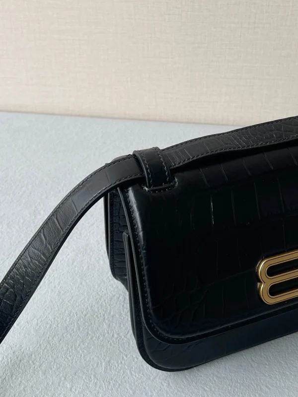 Gossip bag crossbody size: 23.5x12.4x10.4cm