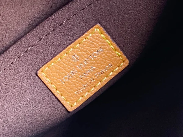 Louis Vuitton Size: 25 x 15 x 8 cm