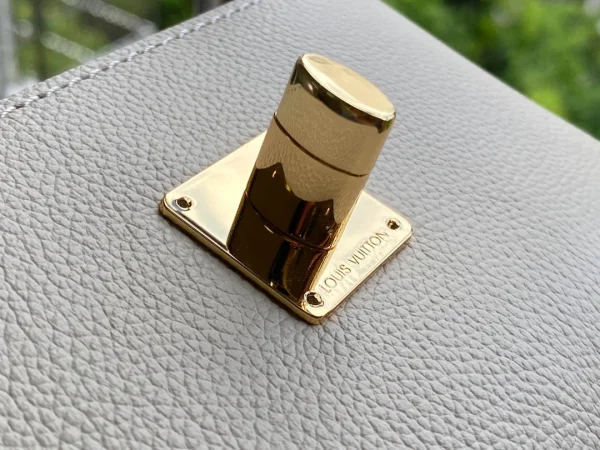 Louis Vuitton Size: 19 x 13 x 8 cm