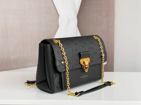 Louis Vuitton Size: 25.0 x 17.0 x 9.5 cm
