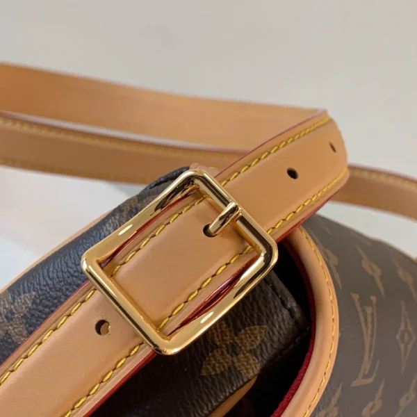 LV Model: M44860 Size 18*15*8cm