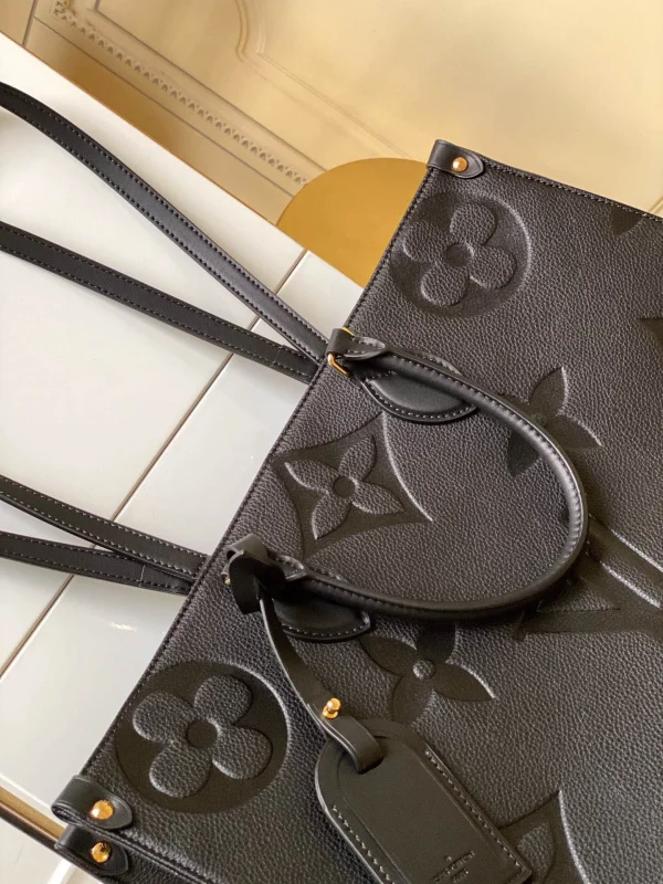 Louis Vuitton Size: 41.0 x 34.0 x 19.0 cm